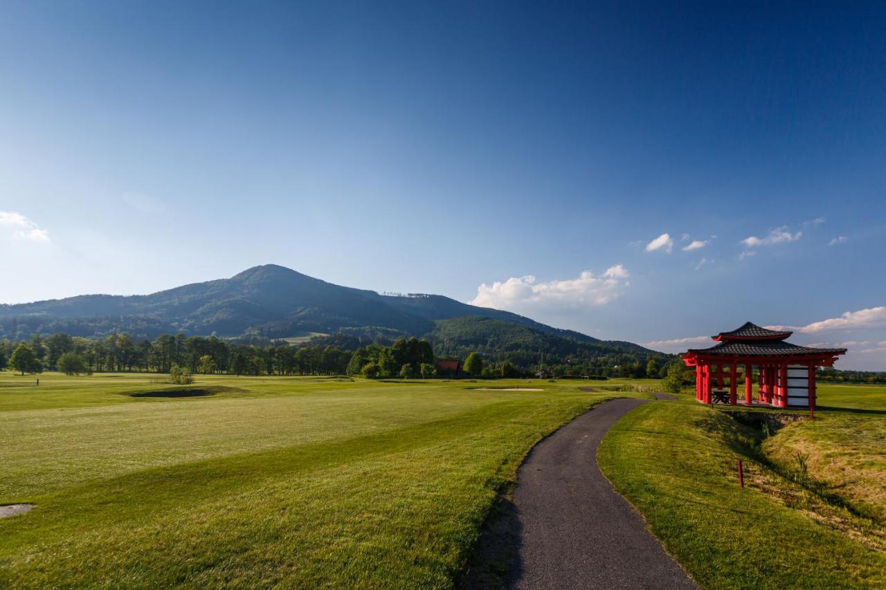 Apartman Na Golfu Celadna Exterior photo